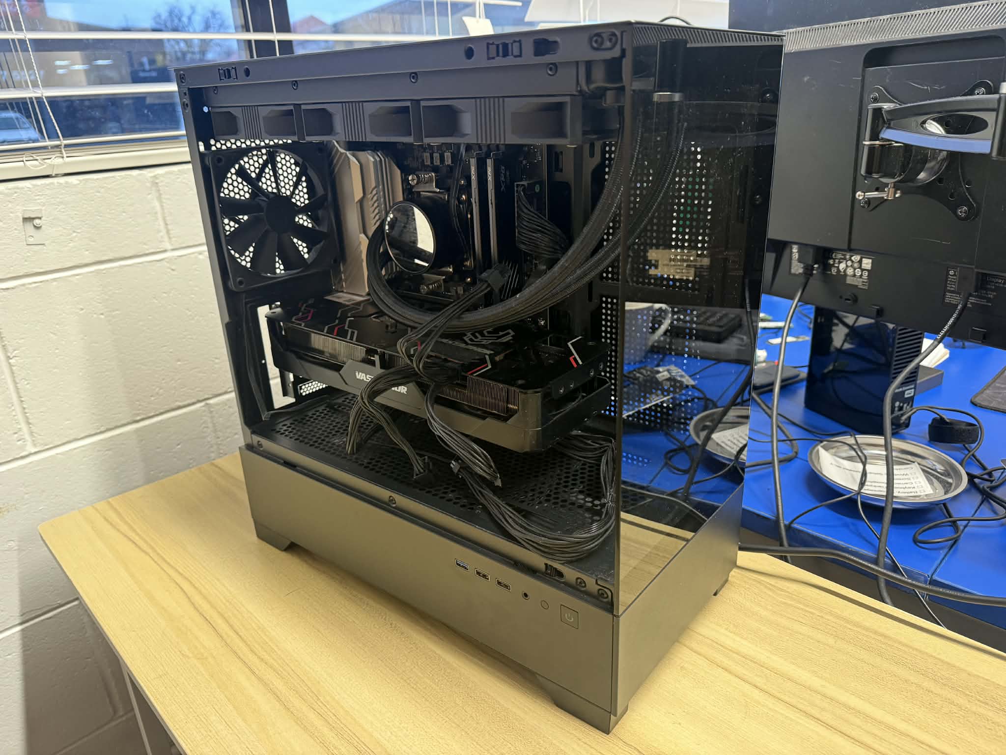Custom Gaming PC – High‑Performance Gaming and Creator Desktop, AMD Ryzen 7 9700X, 32GB RAM, 2TB SSD (1TB + 1TB), AMD Radeon RX 7800 XT – Refurbished Excellent Condition